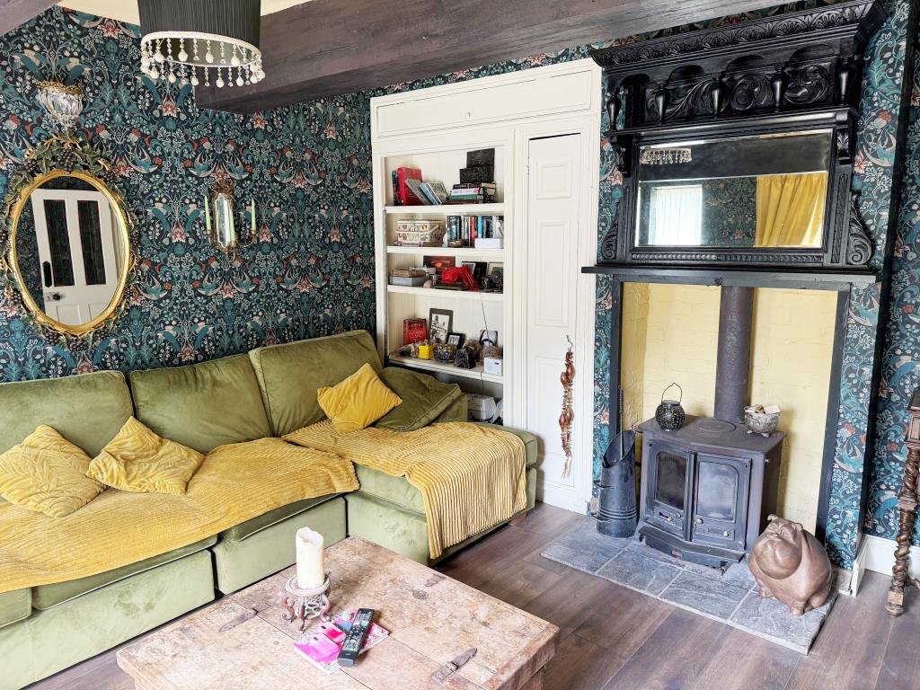 Lot: 80 - DETACHED BUNGALOW WITH POTENTIAL ON 1.6 ACRE PLOT - The Living Room